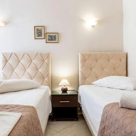 Vakantiehuis Town House For 6-16 With Ac Páros