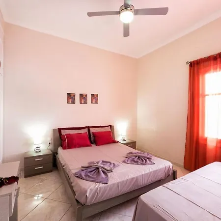 Vakantiehuis Town House For 6-16 With Ac Páros