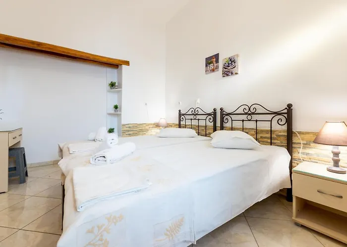 Town House For 6-16 With Ac 펜션 Páros