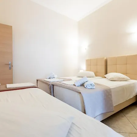 Town House For 6-16 With Ac * פארוס