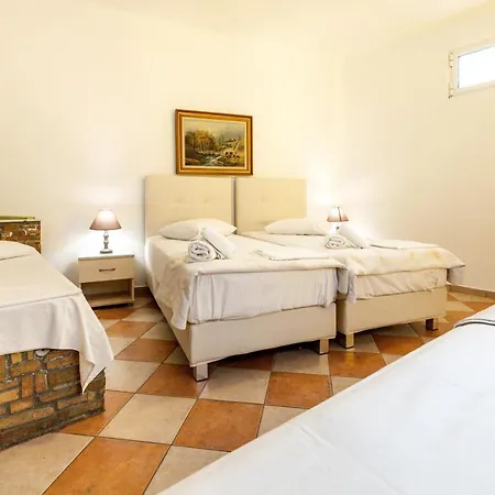 Town House For 6-16 With Ac Páros